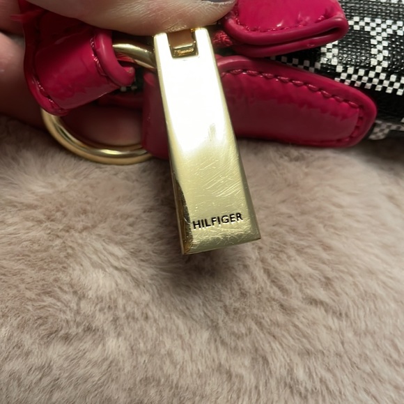 Adorable Tommy Hilfiger purse - Picture 3 of 7